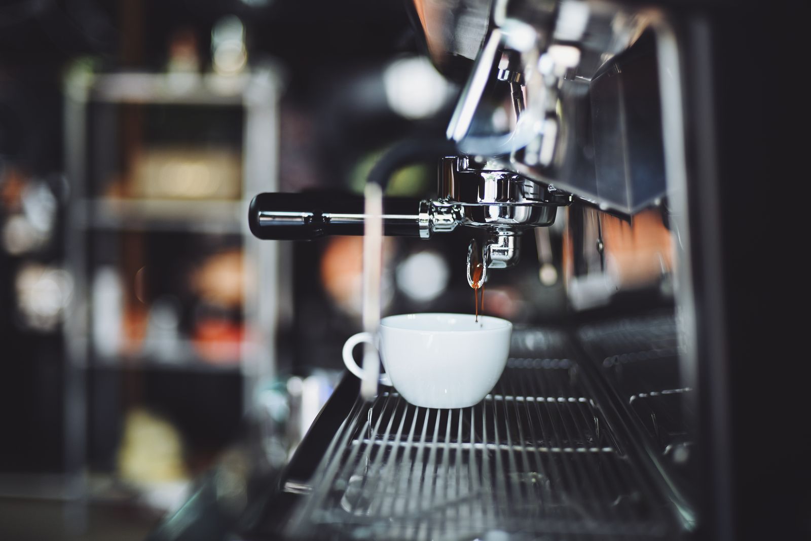 Barista pha chế cà phê tại quầy bar của quán