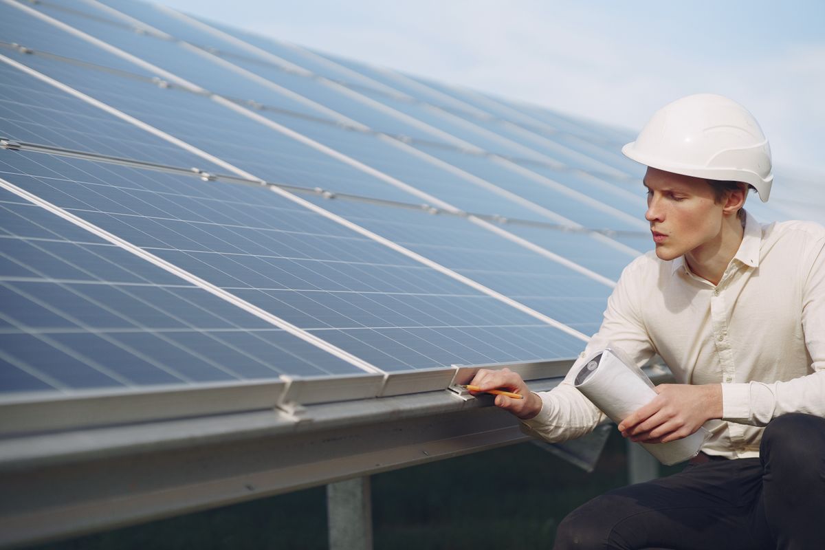 Kỹ sư khảo sát lắp đặt điện mặt trời