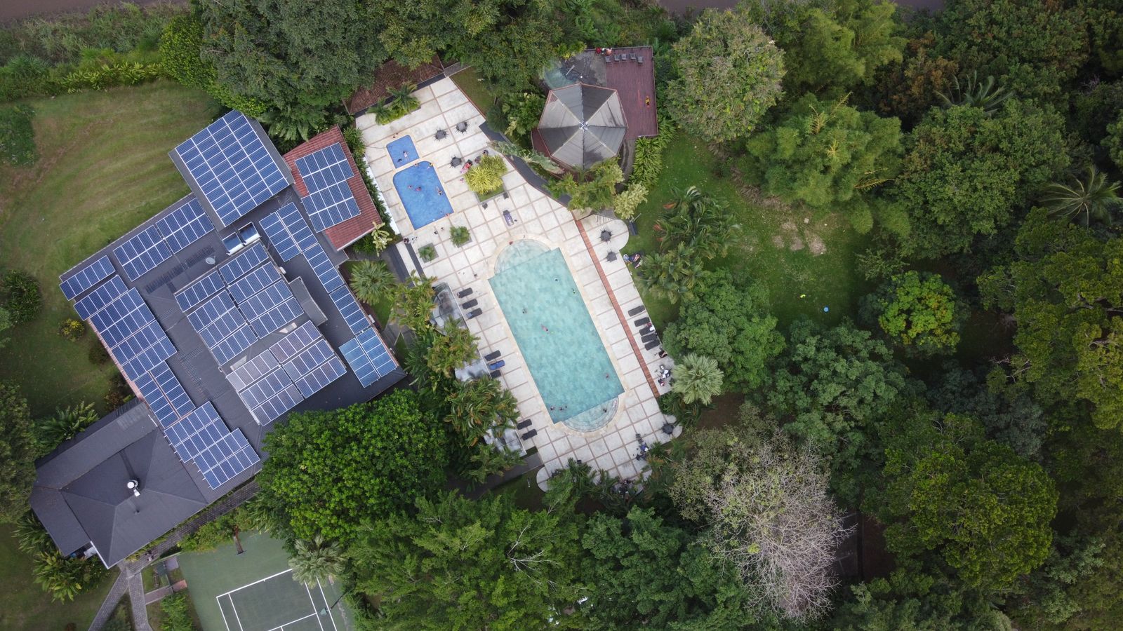 Điện mặt trời hybrid 10,54kWp lưu trữ 20kWh cho biệt thự tại Hoàng Mai, Hà Nội
