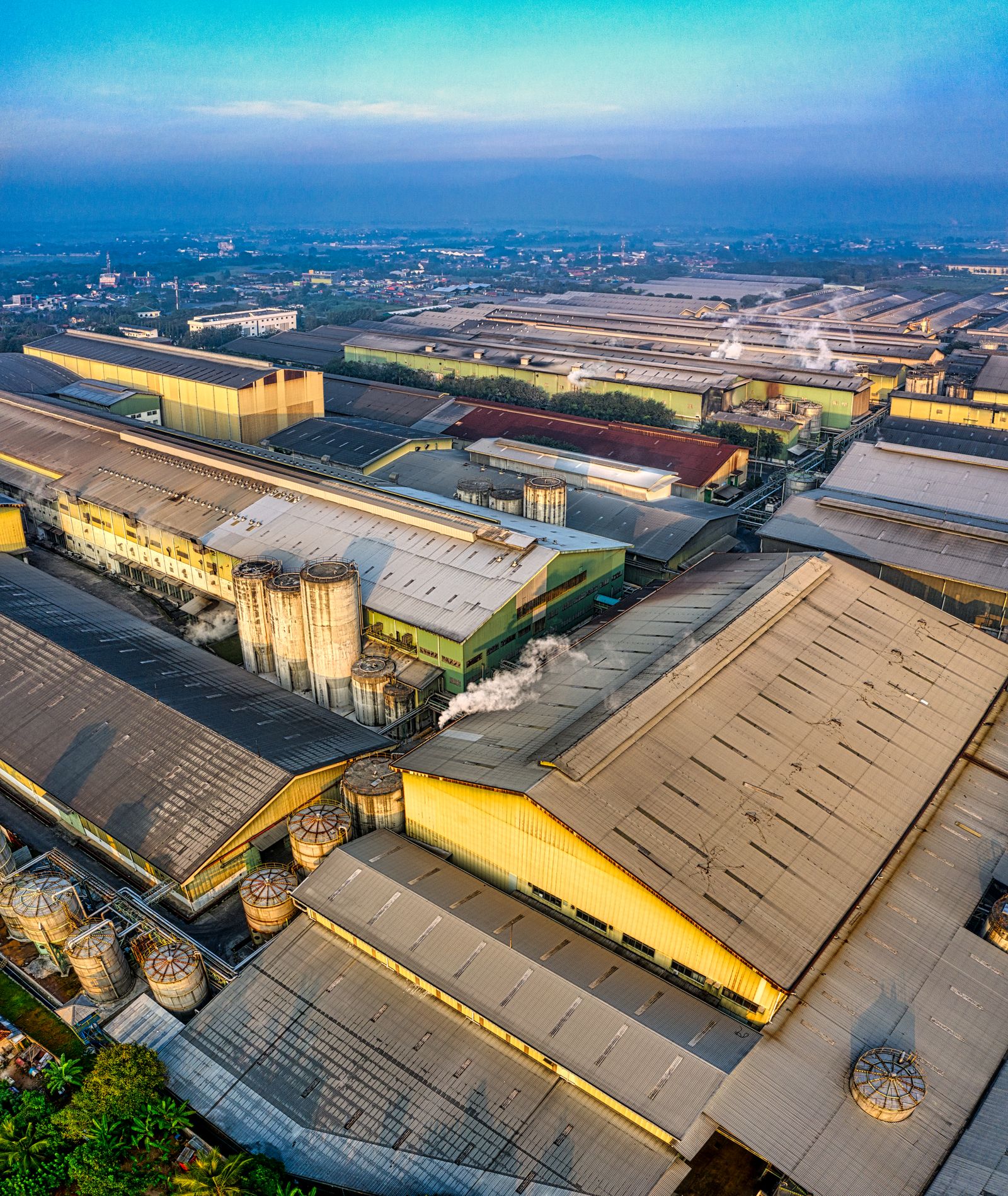 Cụm nhà xưởng trong khu công nghiệp nhìn từ trên cao