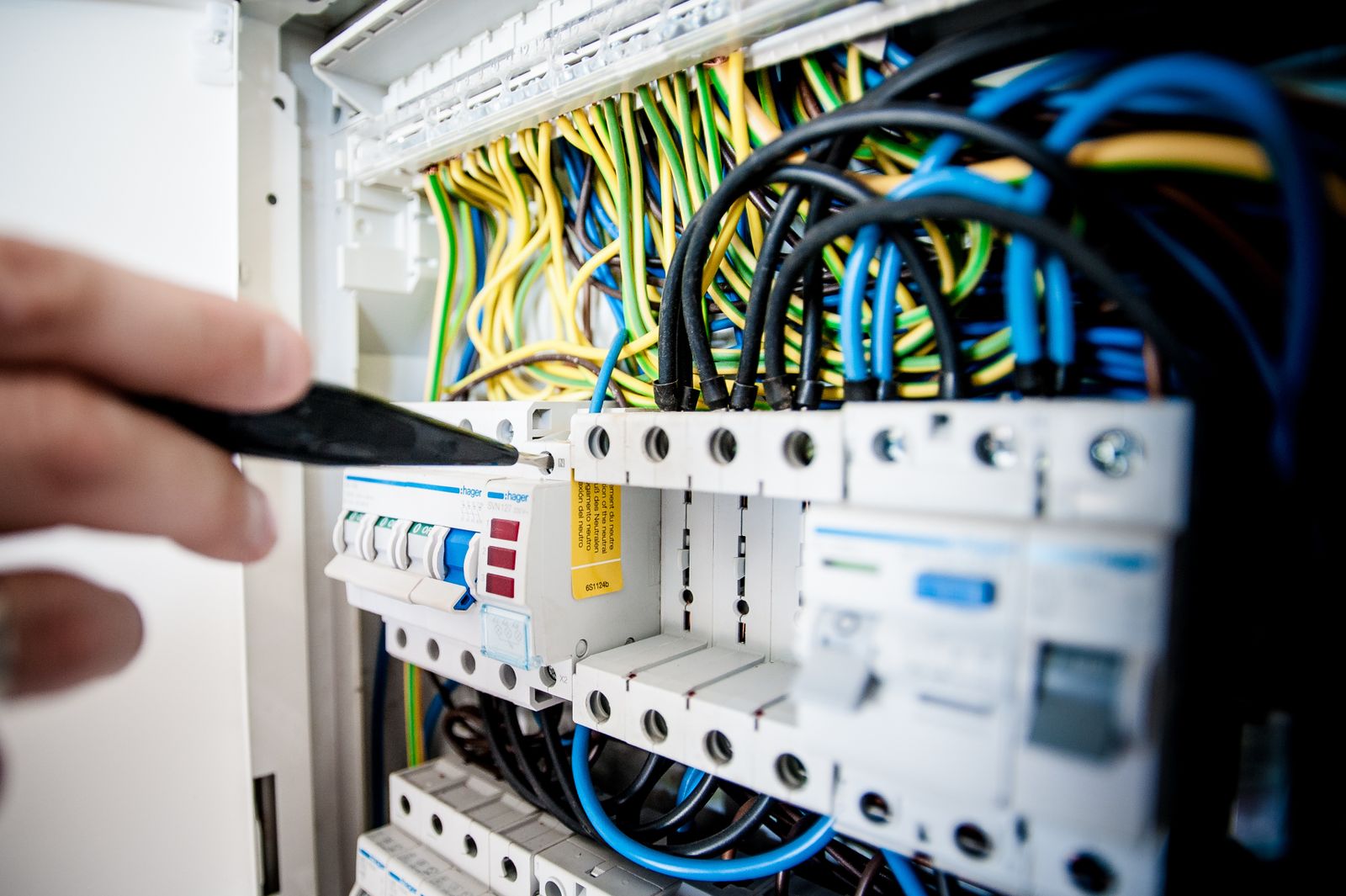 Cận cảnh aptomat và dây dẫn trong tủ điện hệ thống