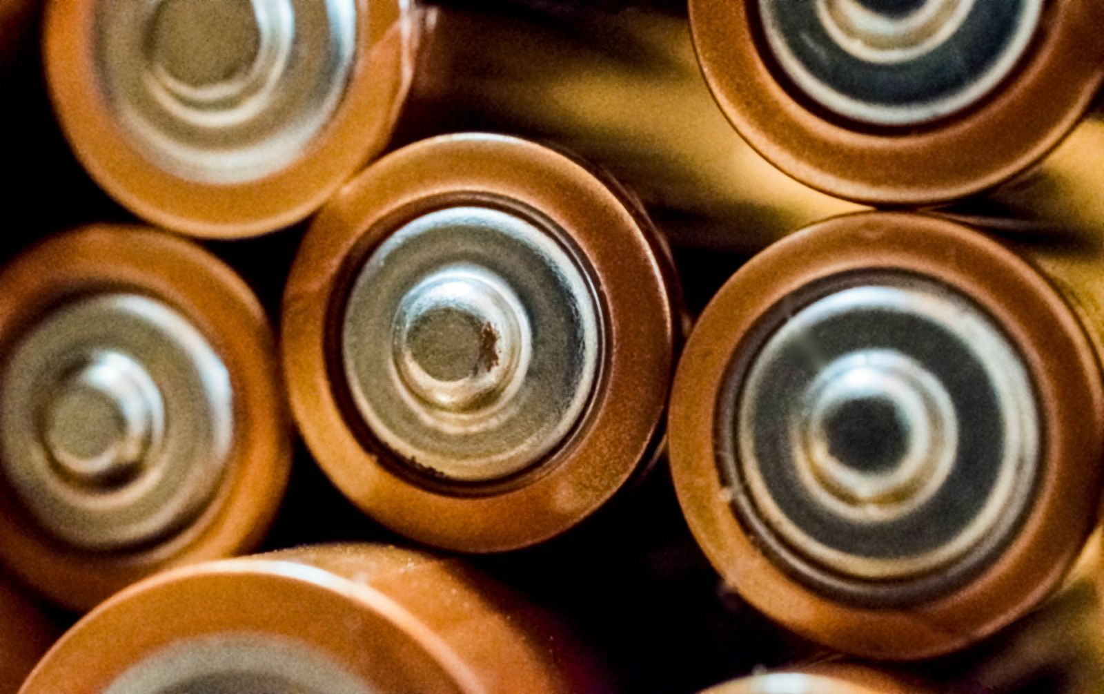 Cận cảnh các cell pin lithium hình trụ
