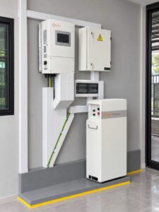 Hệ thống điện mặt trời hybrid hoàn chỉnh với inverter Solis và pin lưu trữ SolisStorage trong phòng kỹ thuật