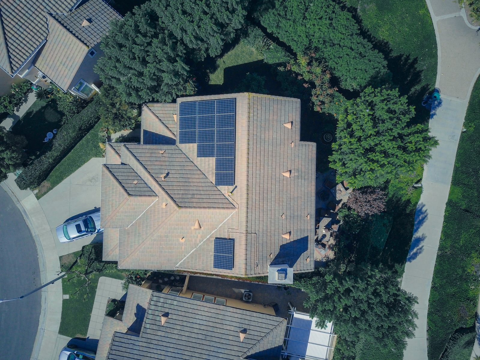 Hệ thống điện mặt trời hybrid 5,58kWp lưu trữ 14,3kWh cho hộ gia đình tại Vinh, Nghệ An